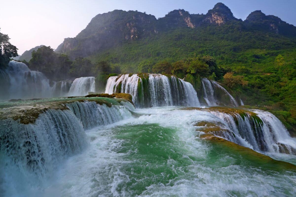 น้ำตกเต๋อเทียน (Detian Waterfall)
