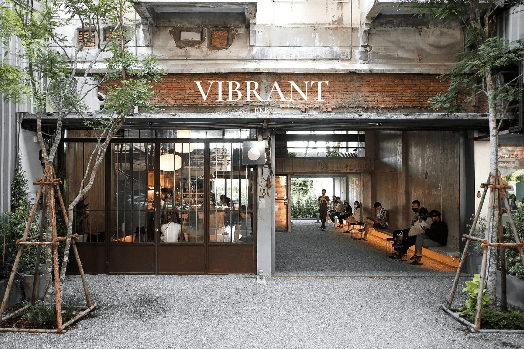 VIBRANT ร้านกาแฟสายดิบเท่ในคราบตึกแถว